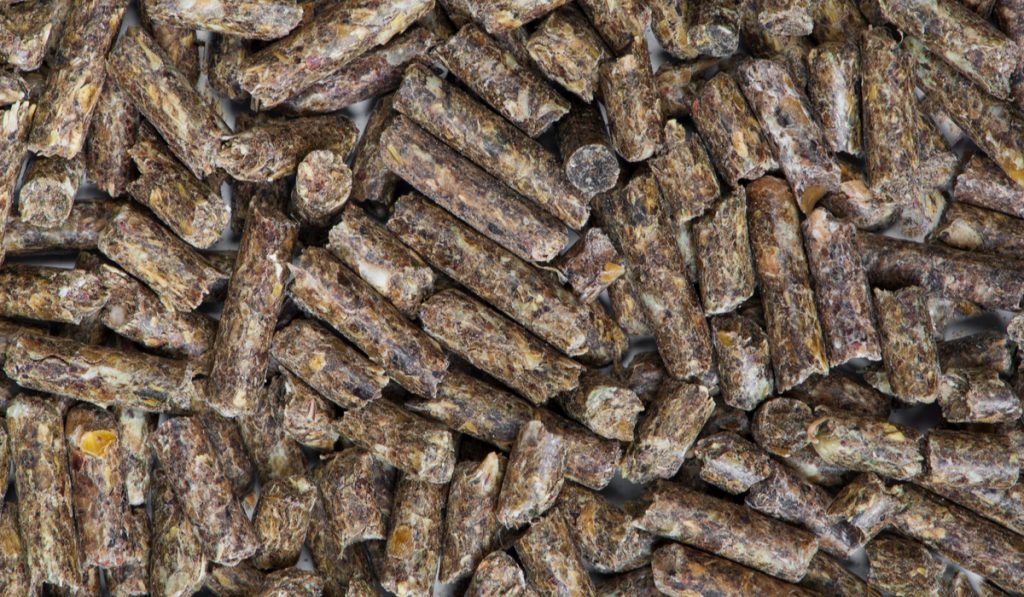 Pile-of-dry-grass-pellets