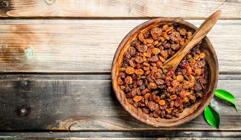 raisins in a bowl